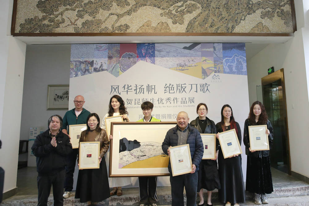 5 桂林美术馆副馆长、桂林市文联副主席,桂林市美术家协会主席韦广寿接受捐赠作品并颁发收藏证书.jpg