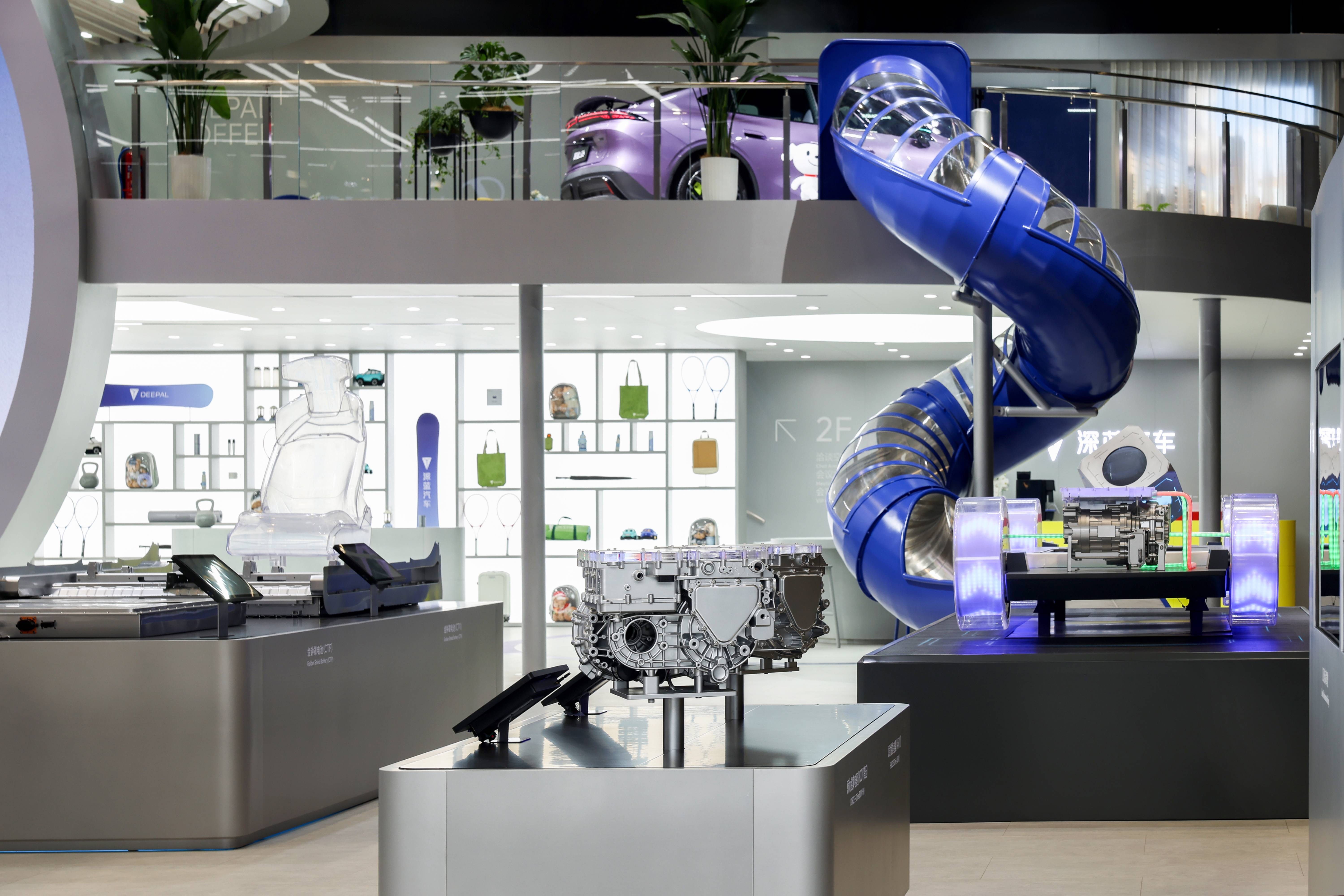 《11.89万起！深蓝L06 Max北京车展首发，买车就送“老司机”》