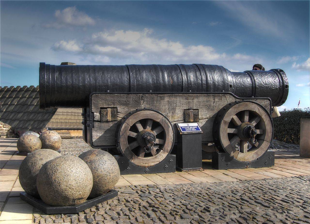 Mons_Meg，_Medieval_Bombard，_Edinburgh，_Scotland._Pic_01.jpg