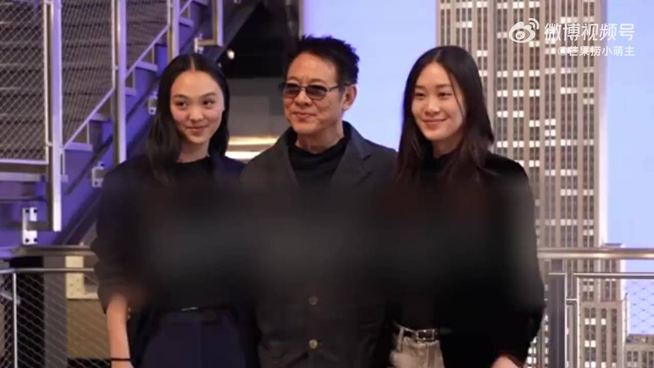 “功夫皇帝”李连杰携两女儿登帝国大厦点灯 被美国粉丝排队要签名