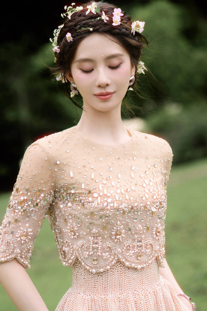 刘诗诗穿米色钉珠纱裙配盘发造型 化身花仙子清丽温婉