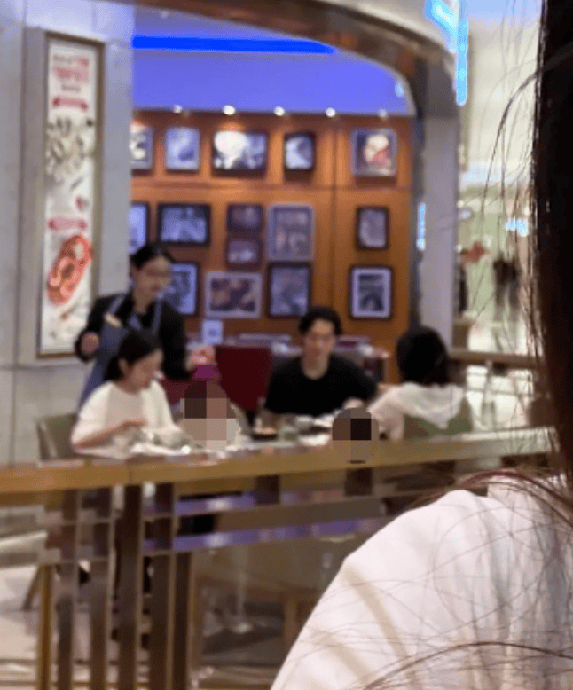金钟大现身澳门被偶遇！陪两个女儿吃饭画面温馨有爱