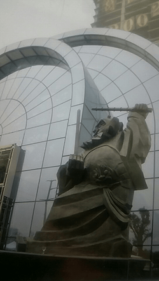 成都葛兰麦迪逊酒店门前雕塑1.png