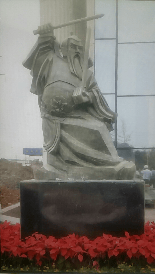成都葛兰麦迪逊酒店门前雕塑.png