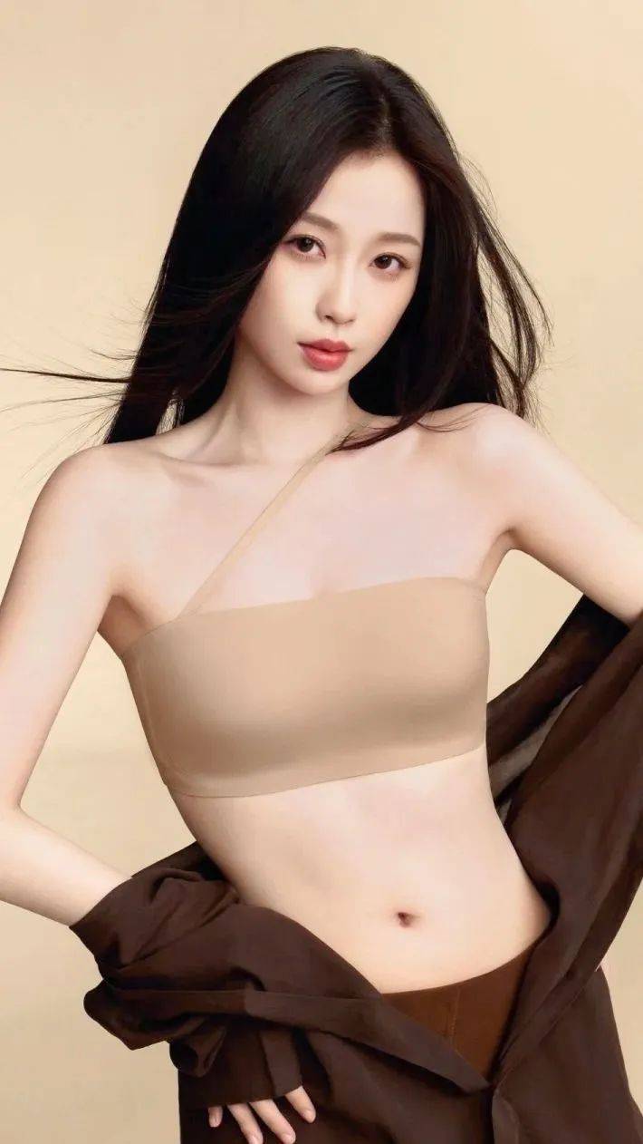 她解开了一颗扣子,全世界都不淡定了