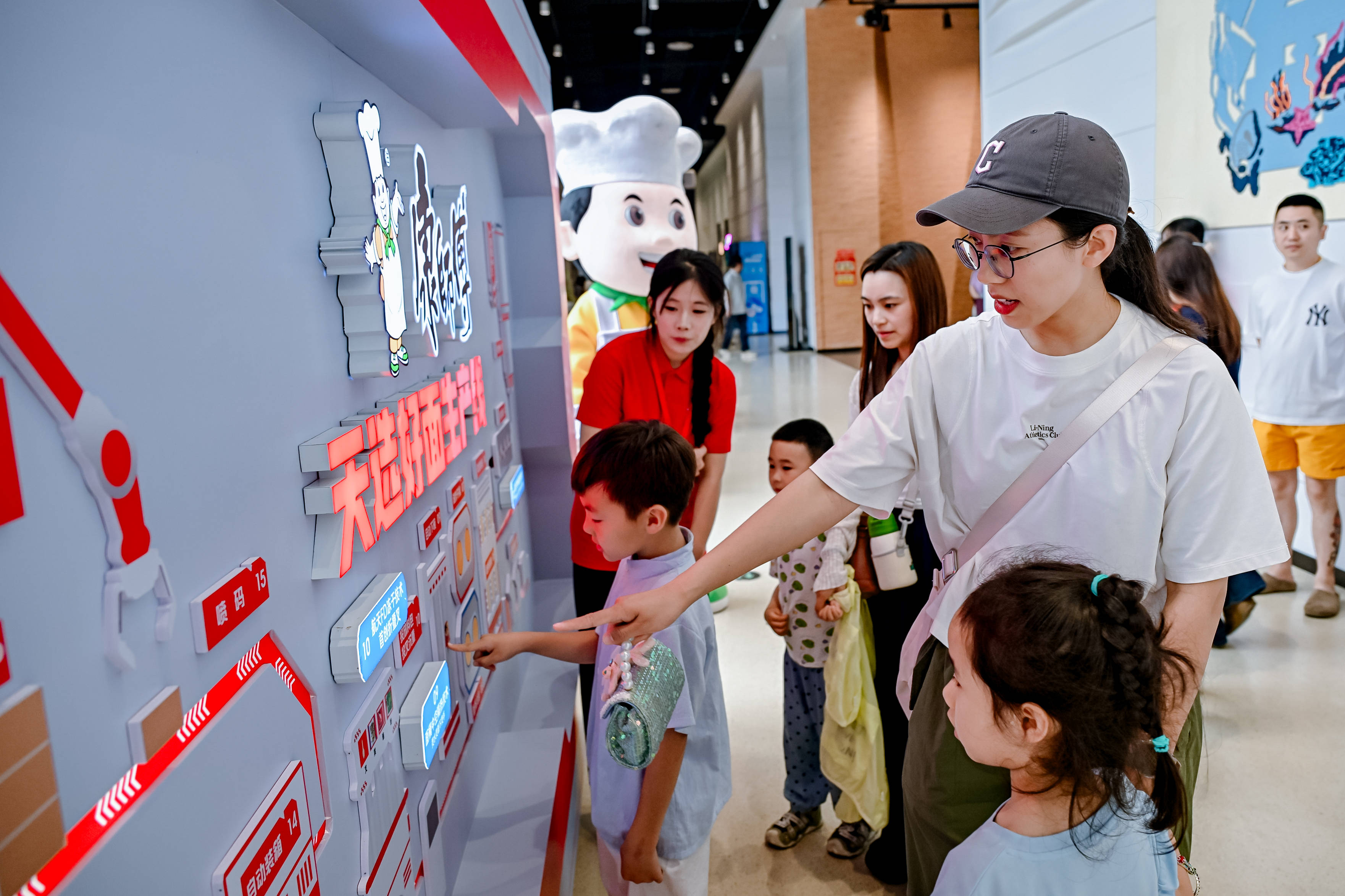 从浩瀚星空到碧海蓝帆：“宇你同行 共探苍穹”全国巡展走进青岛