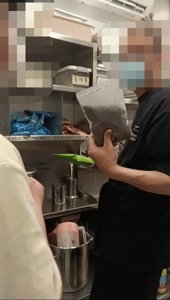无厂家、无生产日期、无保质期标签标识的茶叶（图源：中国食品安全网）.png