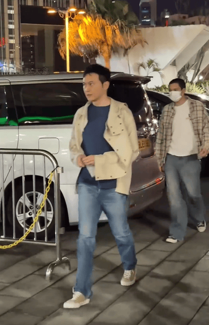 张智霖带19岁儿子看演出 父子同框好似兄弟