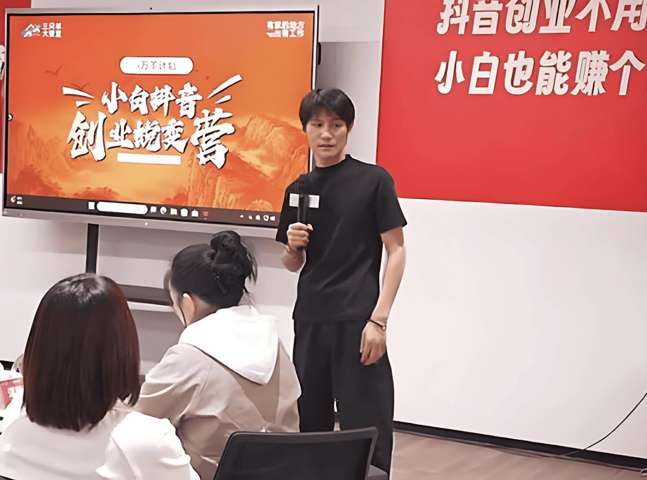都2026年了,还有人花钱学直播? 都2026年了,还有人花钱学直播?