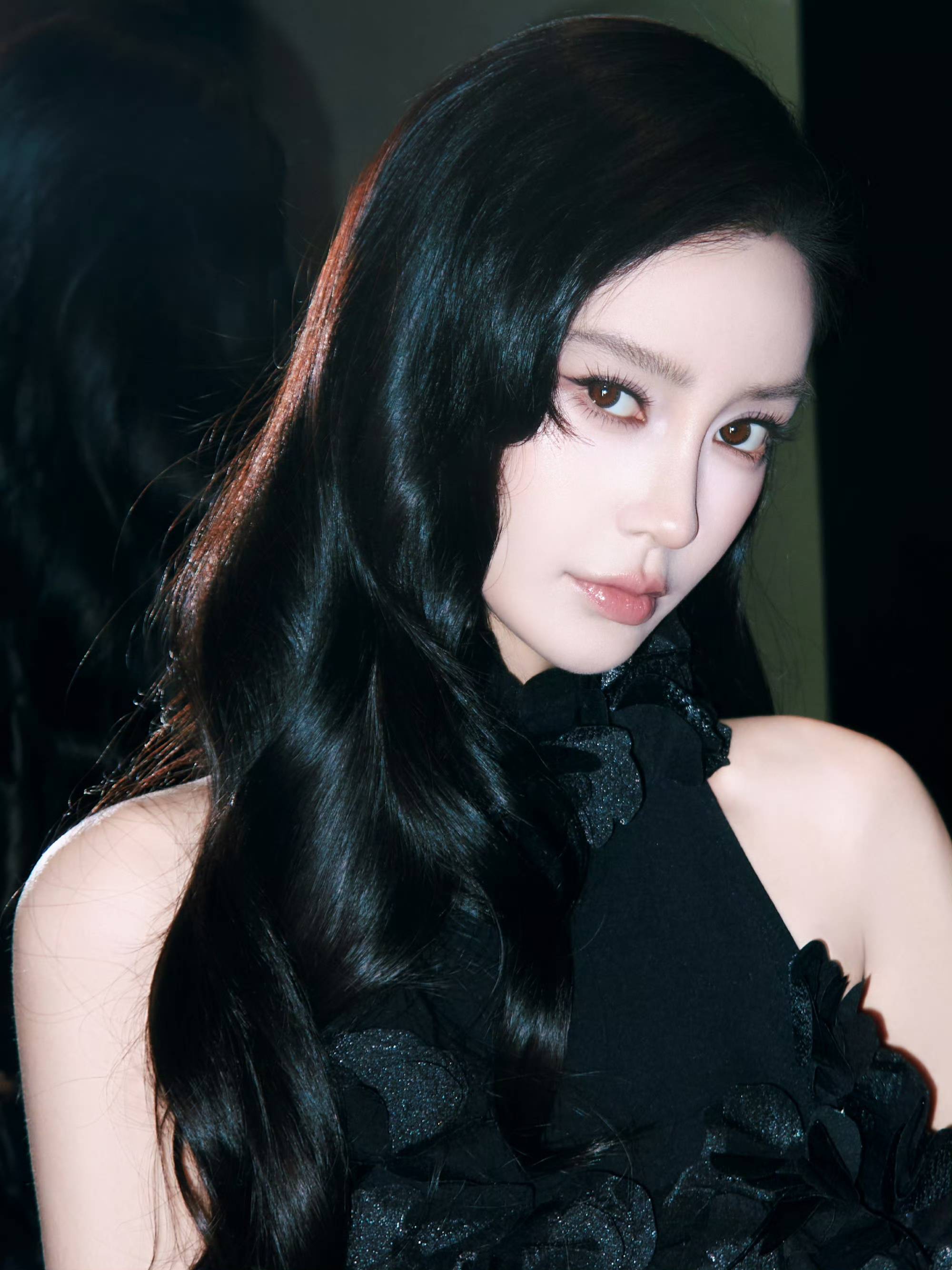 杨颖穿黑色立体花朵长裙对镜拍 冷艳妩媚自带成熟气场
