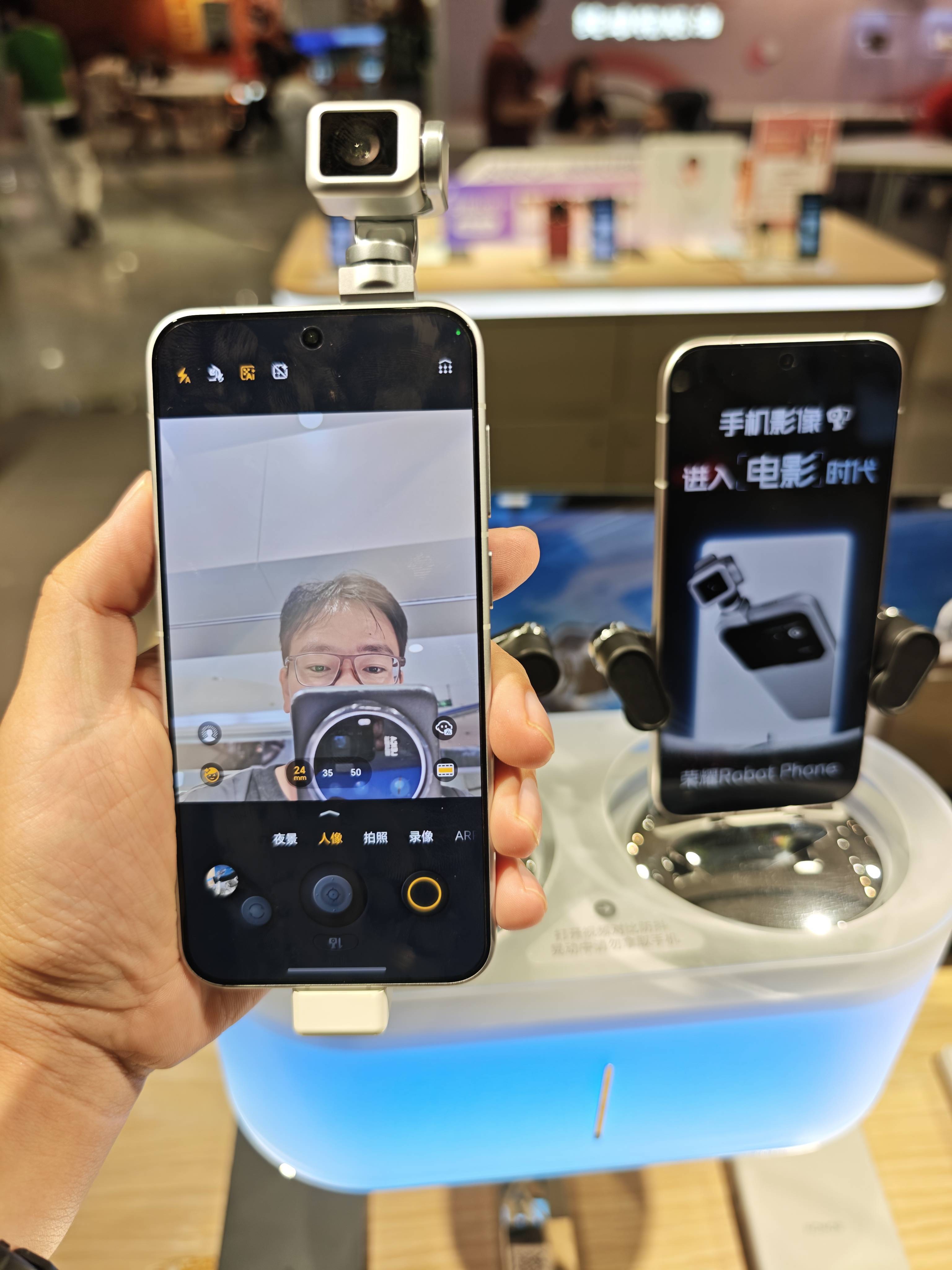 易北辰：荣耀 Robot Phone 创新炸裂 但前景仍待考验