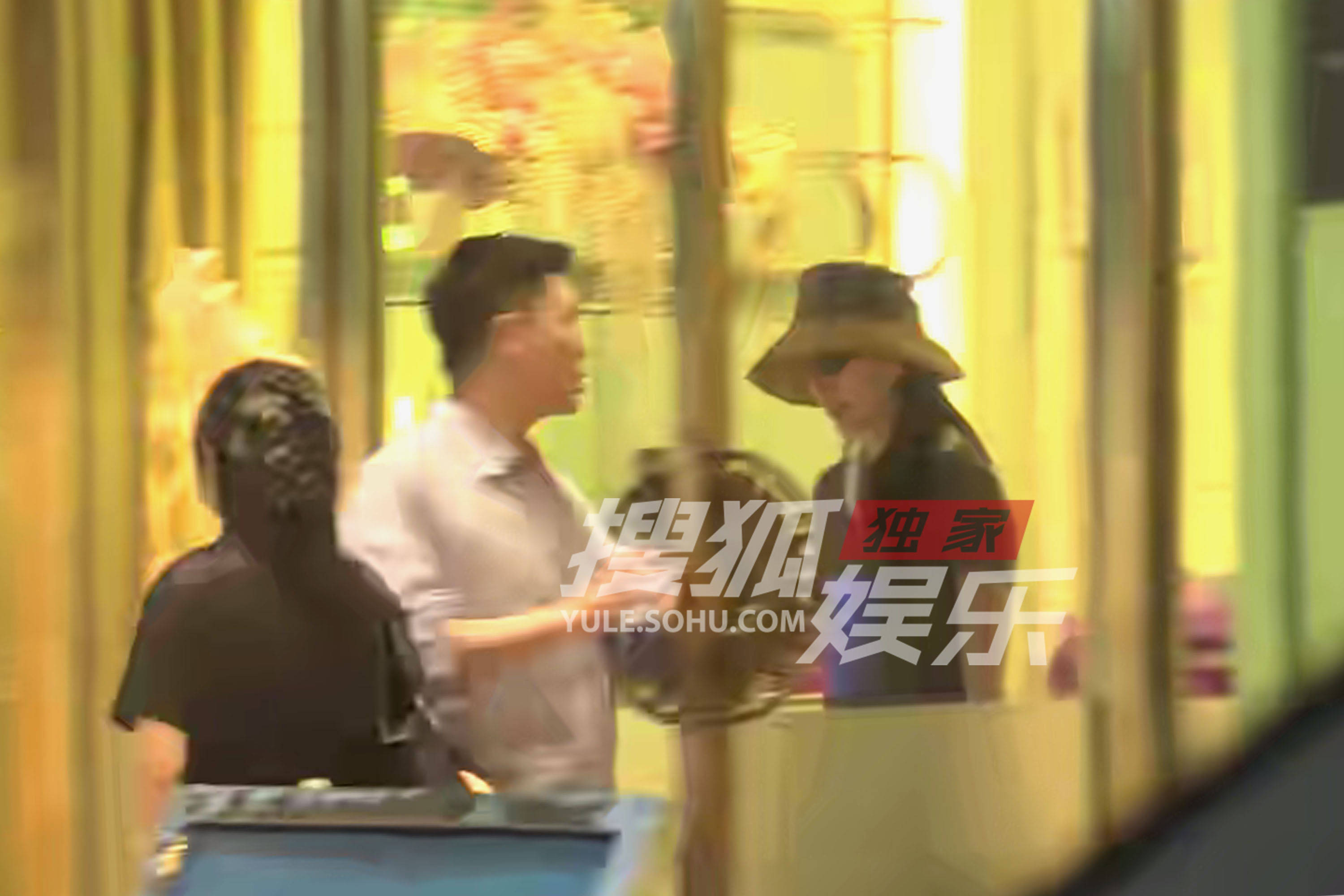 刘亦菲做美容护理 草帽搭配茶歇裙满满岁月静好