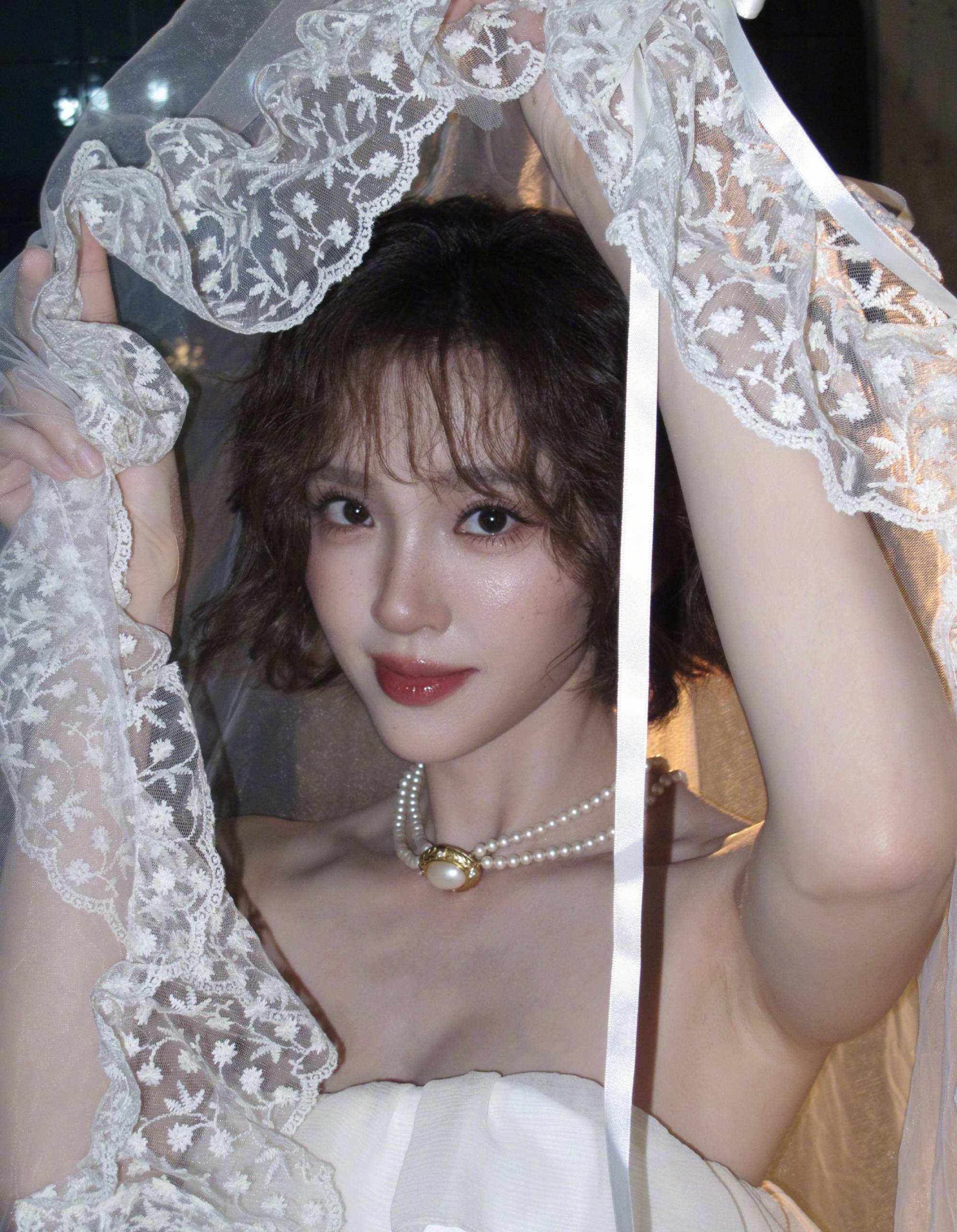唐艺昕穿白色抹胸蛋糕裙化油画珍珠妆 复古柔美气质出众