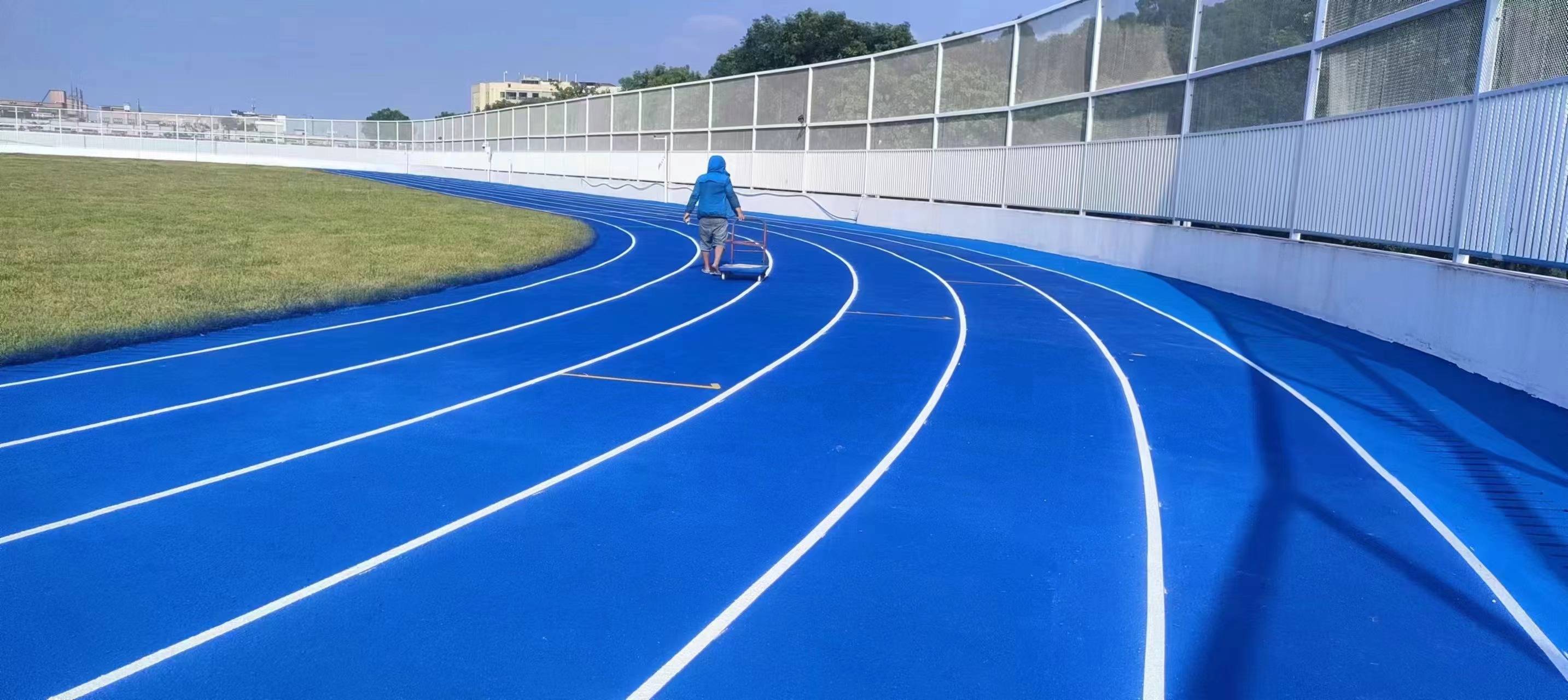 案例_东莞厚街实验学校_蓝色自结纹跑道.jpg