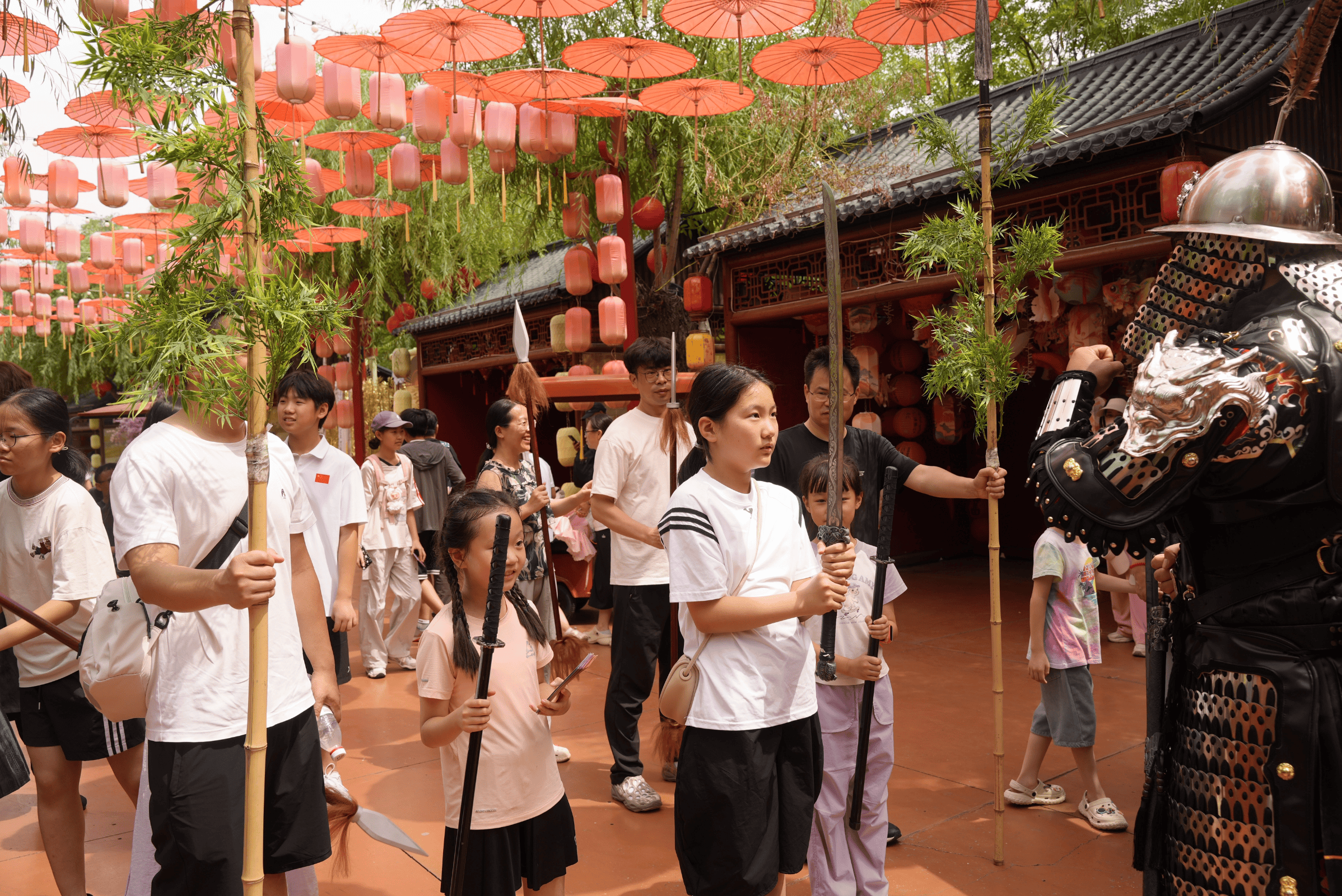 《双节狂欢启幕！天津方特国风夜宴+网红互动点亮津城假日》