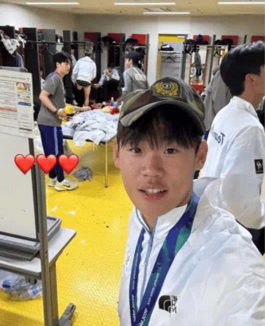 还没完！韩国U23男足再挨批 领奖时朝镜头吐舌头喊“喵”