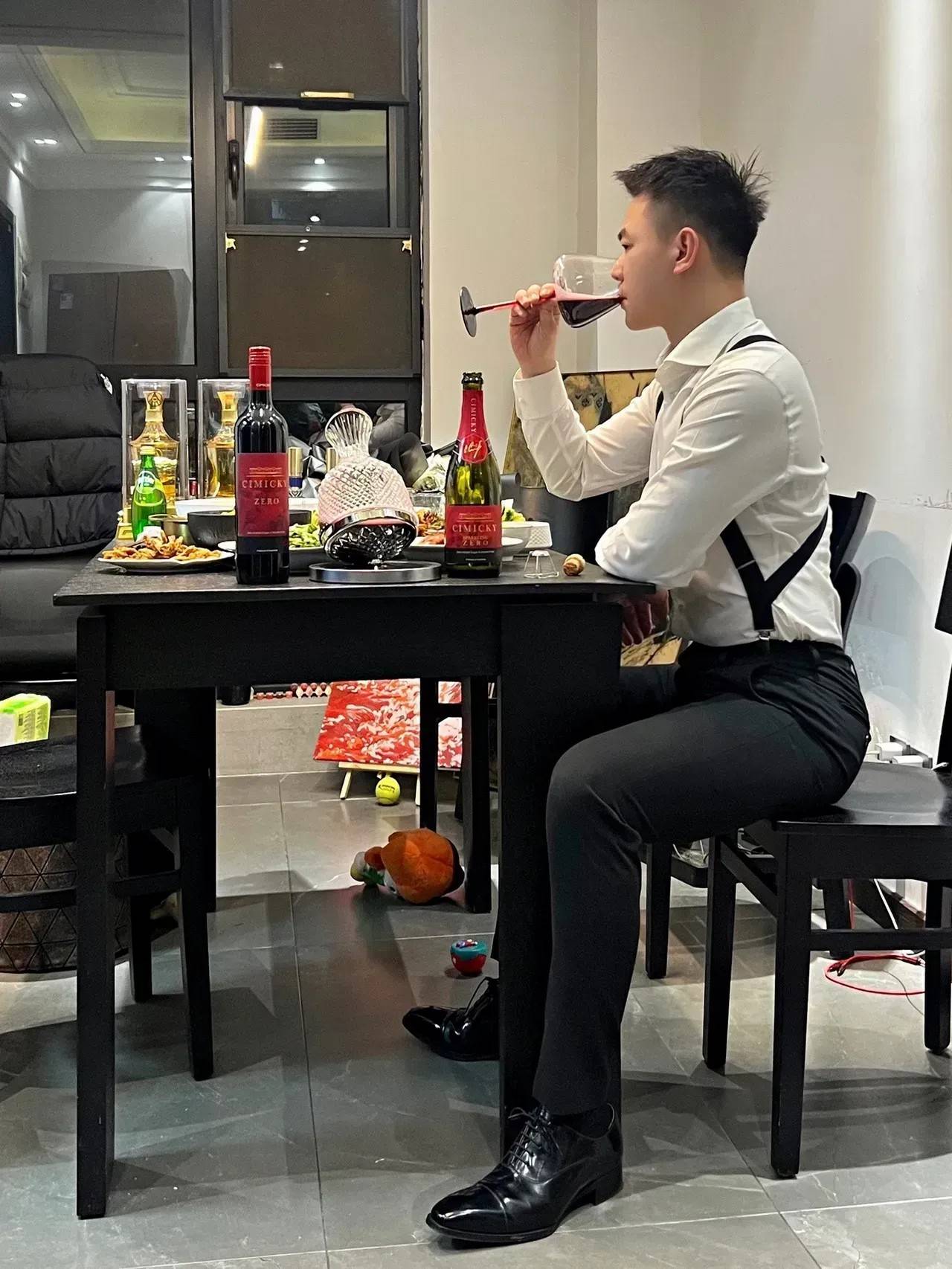 魅力无限何昊天的完美身材和颜值让人无法忘怀