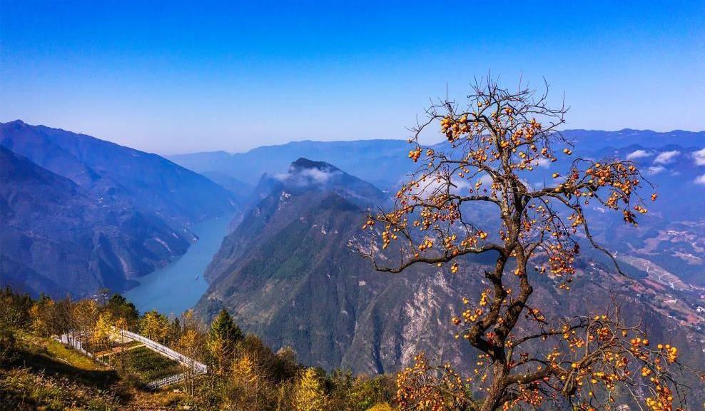 近日拍摄的巴东大面山巫峡口景色.