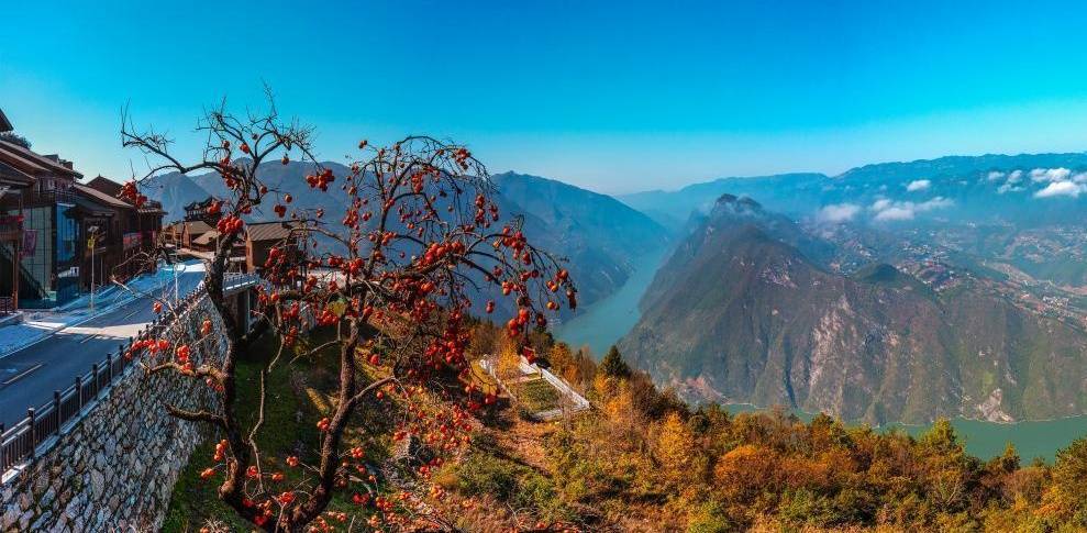 近日拍摄的巴东大面山巫峡口景色.