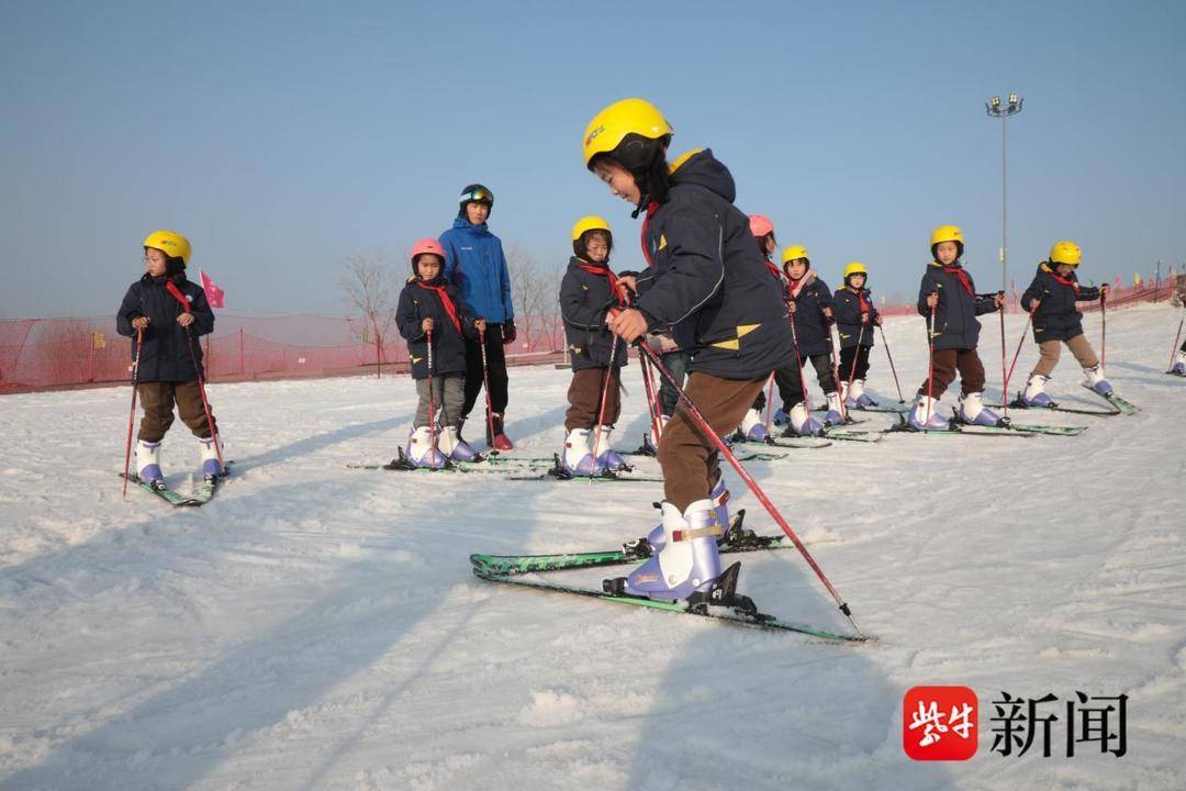 连云港赣榆经济开发区小学把体育课堂转到户外雪地,在赣榆区青口潜园