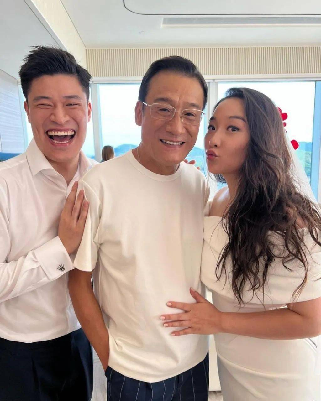 恭喜,65岁梁家辉再当岳父!小女儿登记结婚,双胞胎女儿一年内陆续出嫁