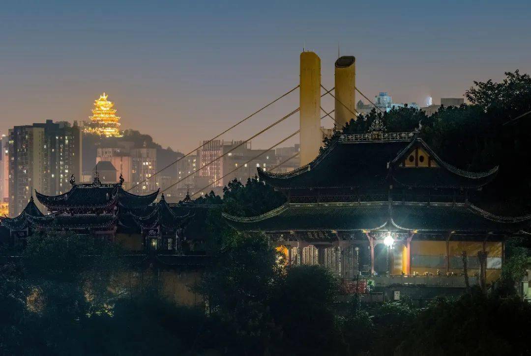 winter2023年10月7日沙坪坝凤凰寺与嘉陵江对岸的陆海国际中心古今