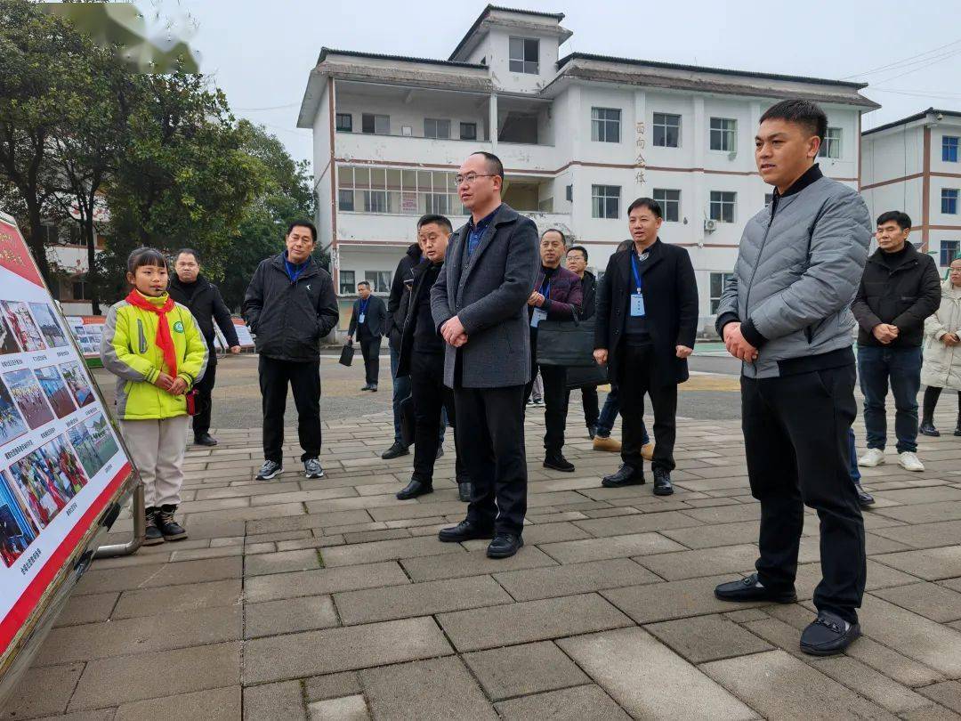 万山区区长图片