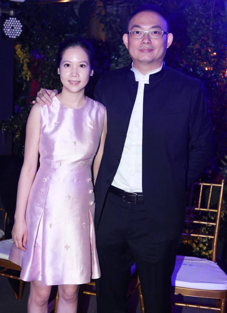 王子玮是夏姿·陈的创始人王陈彩霞(下图右)和王元宏的二儿子,也是