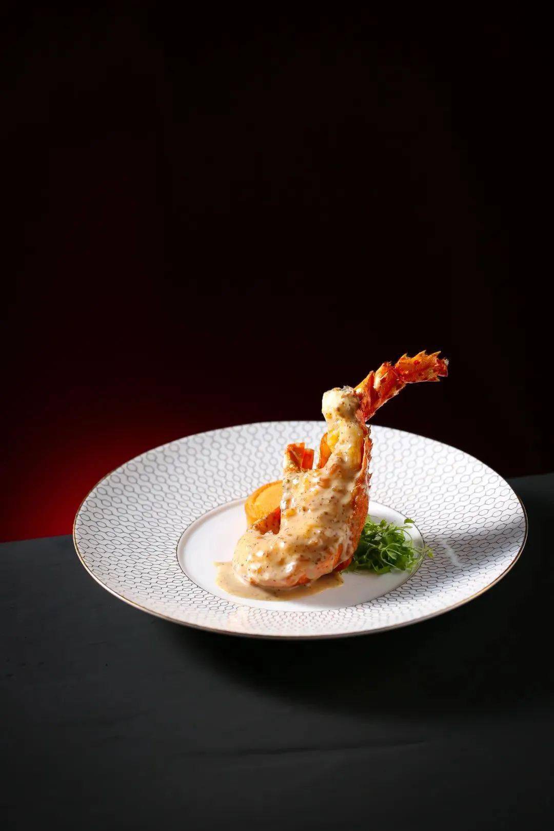 泰式青柠蒸枪鱿鱼.蜀味宫爆虾球.石锅脆米辽参.生拆蟹粉菱角糕.