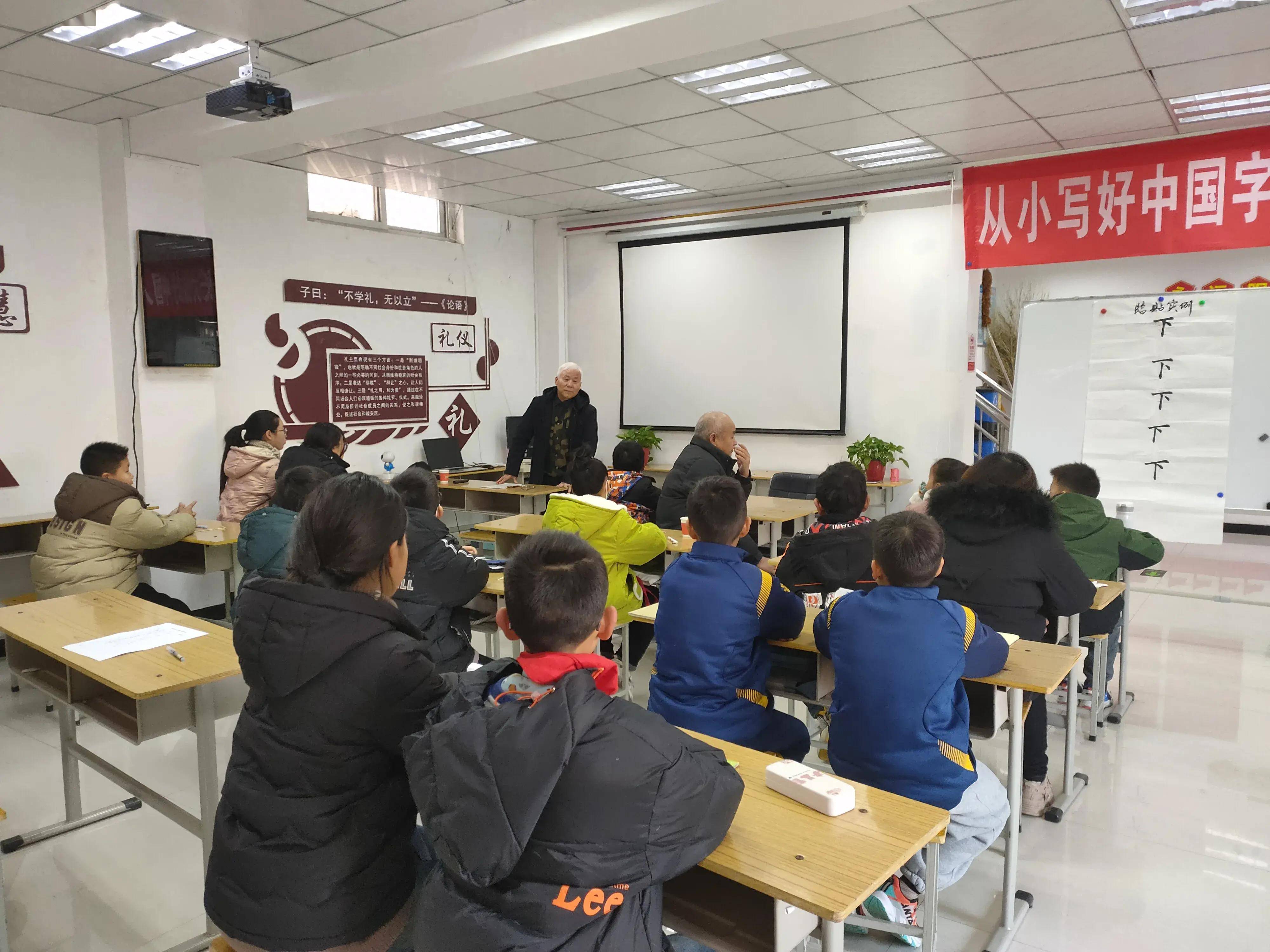 荥阳市京城路街道铁龙社区开展硬笔书法公益培训班