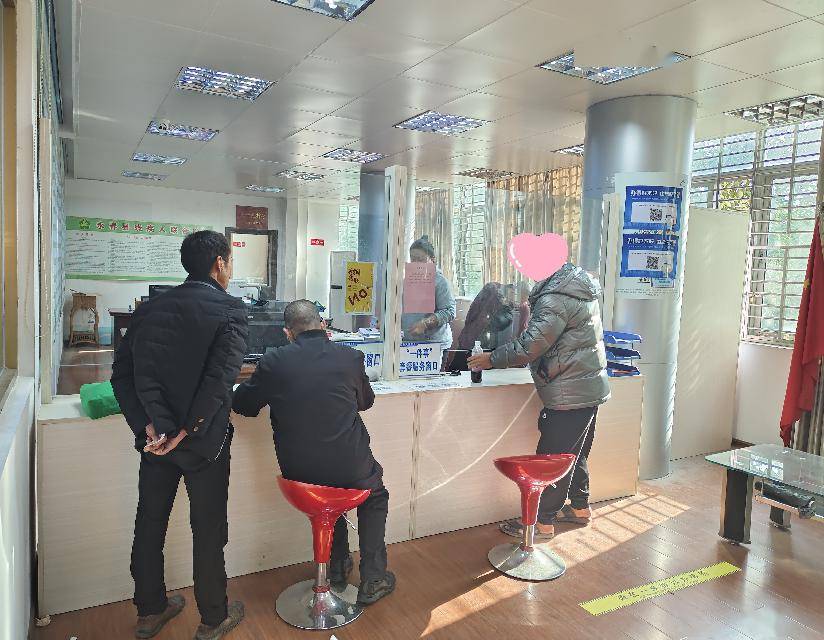 在"一窗受理"活动现场,一些残疾人朋友在窗口咨询,窗口工作人员忙着