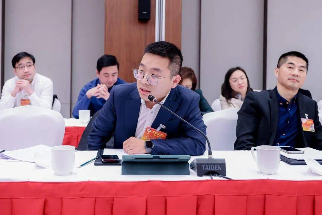 张伟看望政协委员并参加区政协五届三次会议民生事业联组讨论_相城