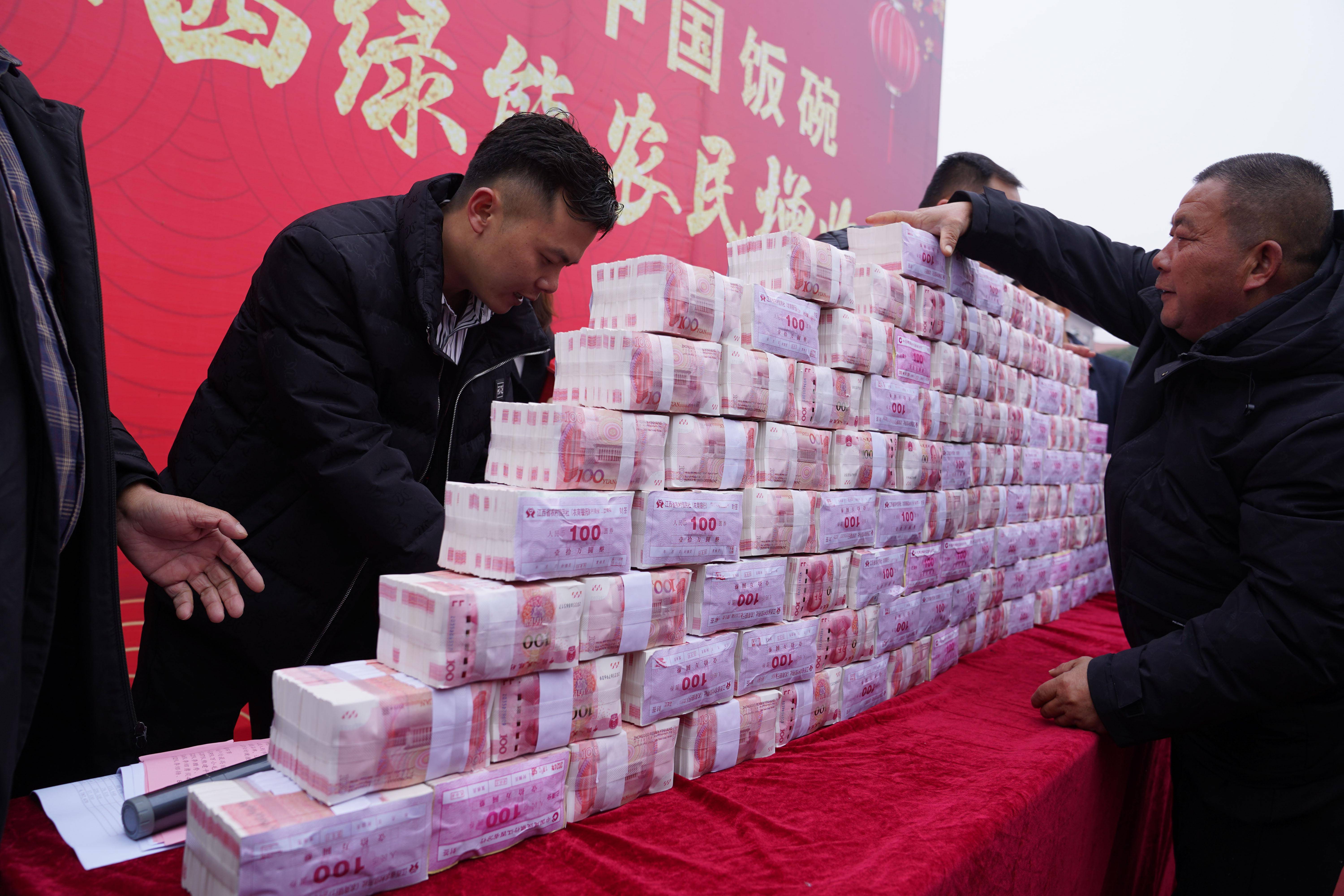 江西种粮大户为农民连续十三年发放年终奖