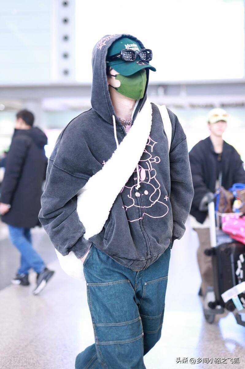白敬亭身穿连帽卫衣开衫 牛仔裤 棒球帽 墨镜 斜挎包率性休闲