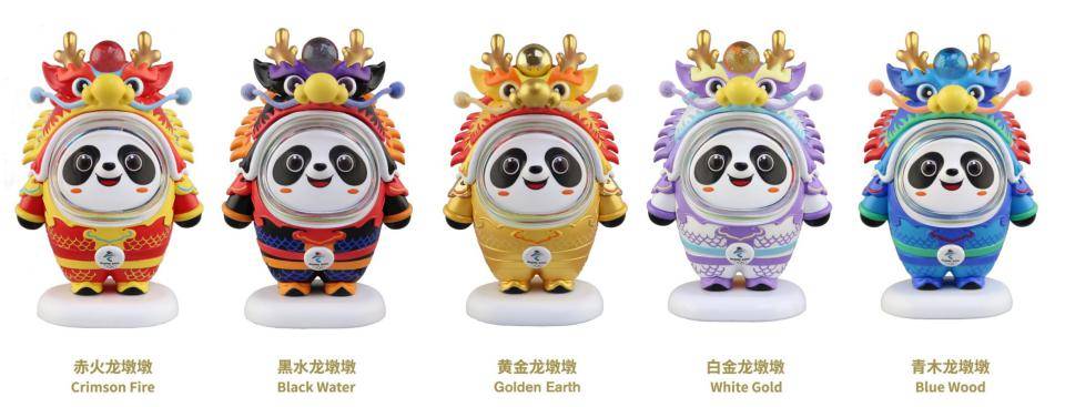 毛绒玩具赤火,青木龙墩墩钥匙扣还有抱枕毯,马克杯,徽章,冰箱贴明信片