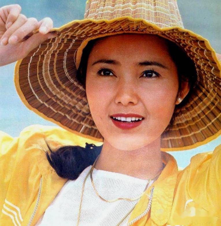 著名电影演员姜黎黎晒全家福,小3岁老公满头白发,女儿没遗传她的美貌