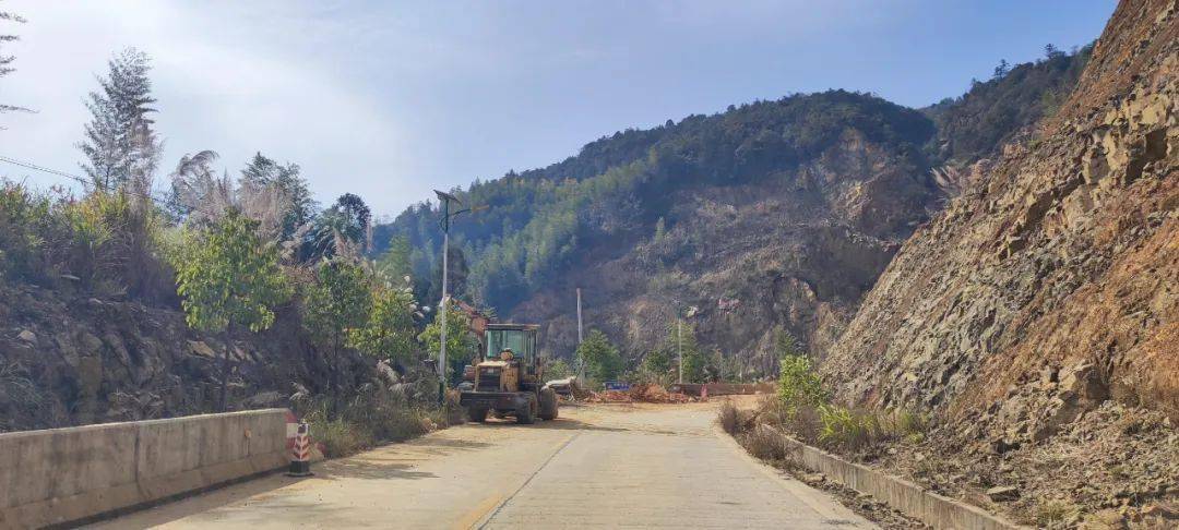 温馨提示:大坪乡三级公路某路段施工.