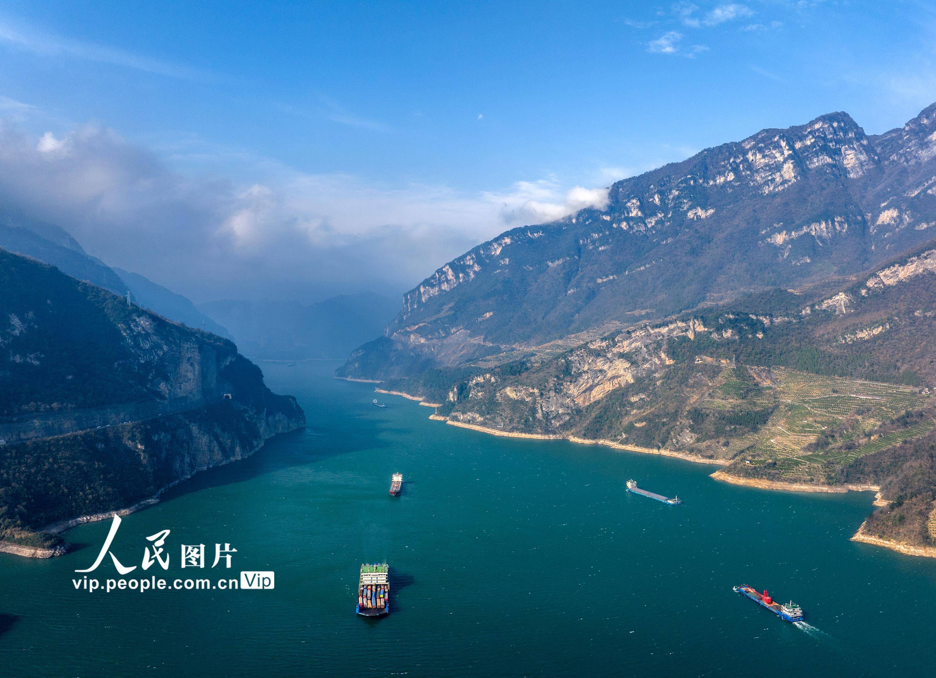 湖北宜昌:三峡 "水上高速"航运忙_船舶_图片_长江