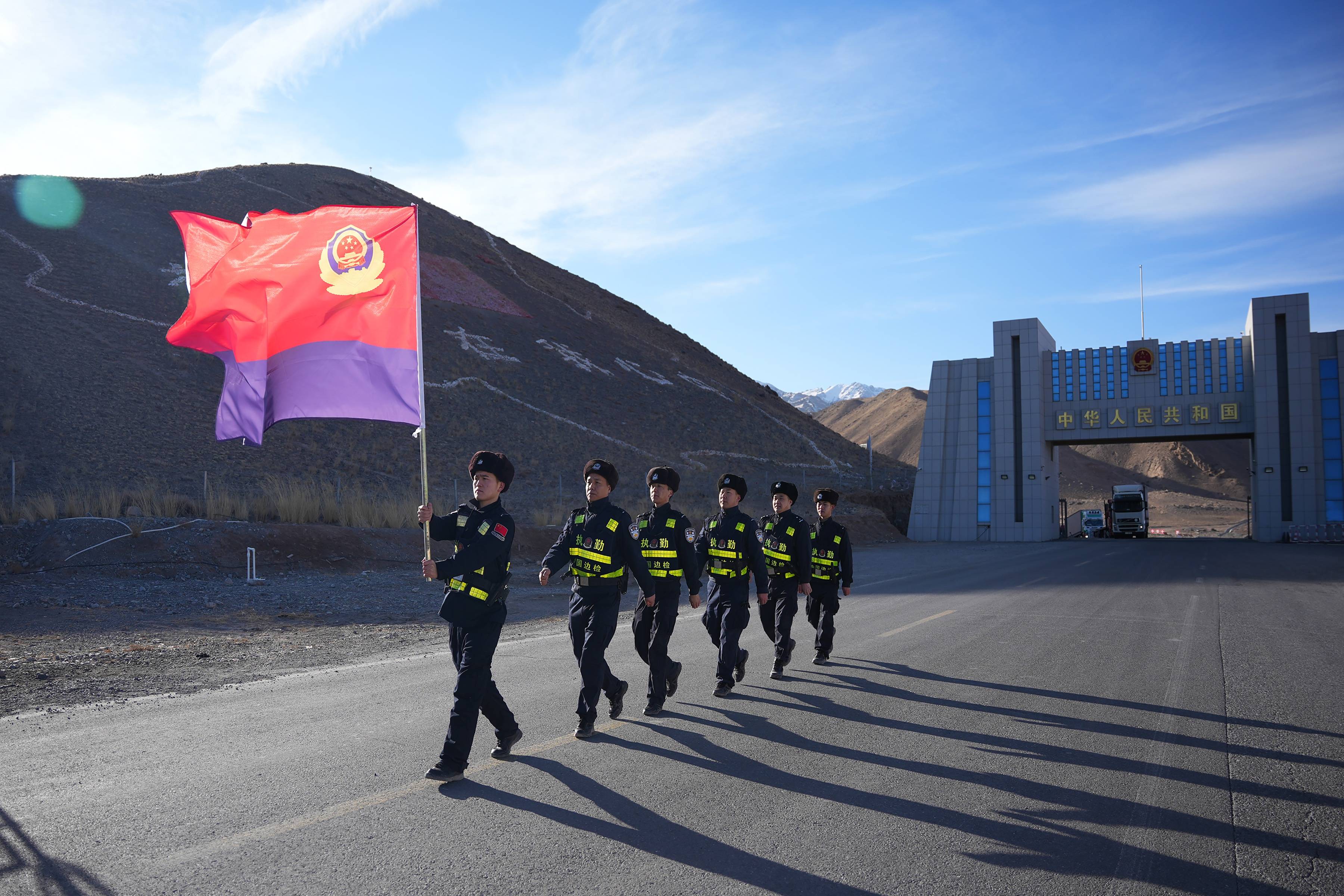 西极国门警旗飘扬——新疆伊尔克什坦出入境边防检查站热烈庆祝第四个