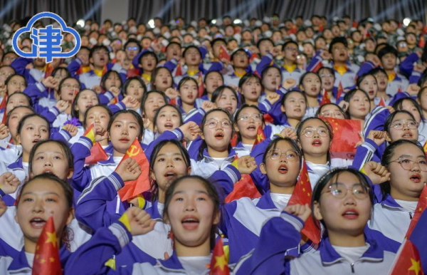 伴随着激情洋溢的童声合唱,蓟州区教育系统千人歌咏大会在蓟州一中