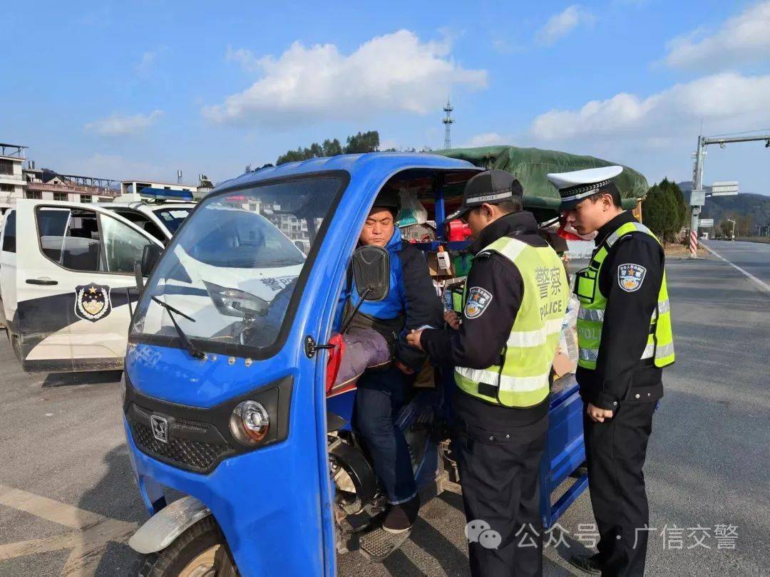 日常騎乘電動車,摩托車,三輪車上路,佩戴好頭盔,不加裝遮陽棚(傘),不