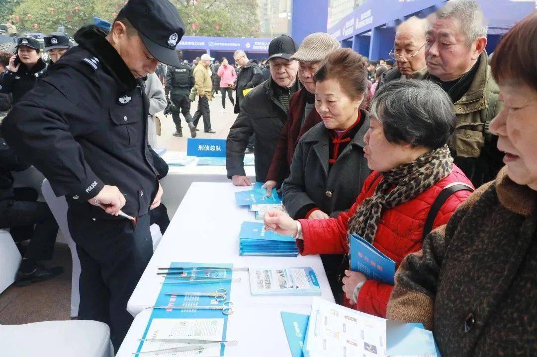 民警通過現場情景演繹,播放宣傳視頻,擺放宣傳展板,發放宣傳摺頁等