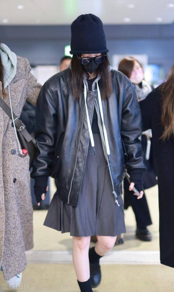 街拍:欧阳娜娜黑色皮夹克 连衣裙 针织帽 眼镜 手袋时髦有型_上海