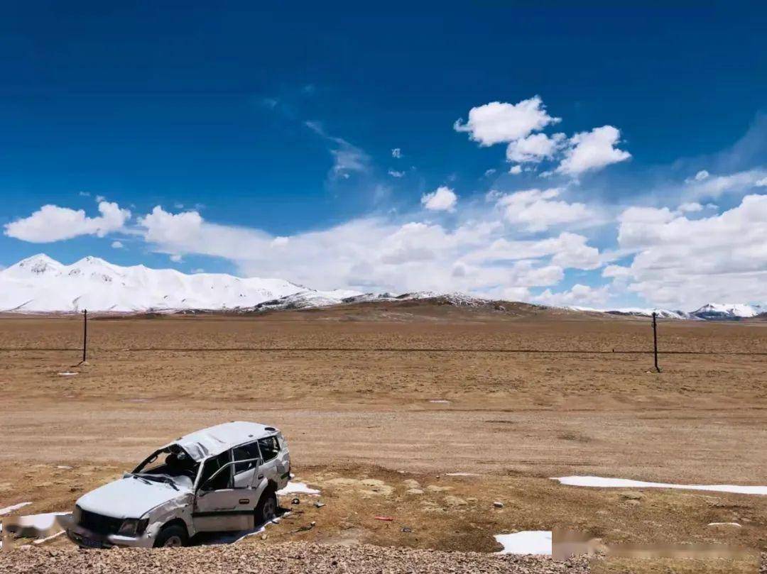 《无人区》的取景地位于新藏线上的219国道泉水湖又名死人沟死人沟里