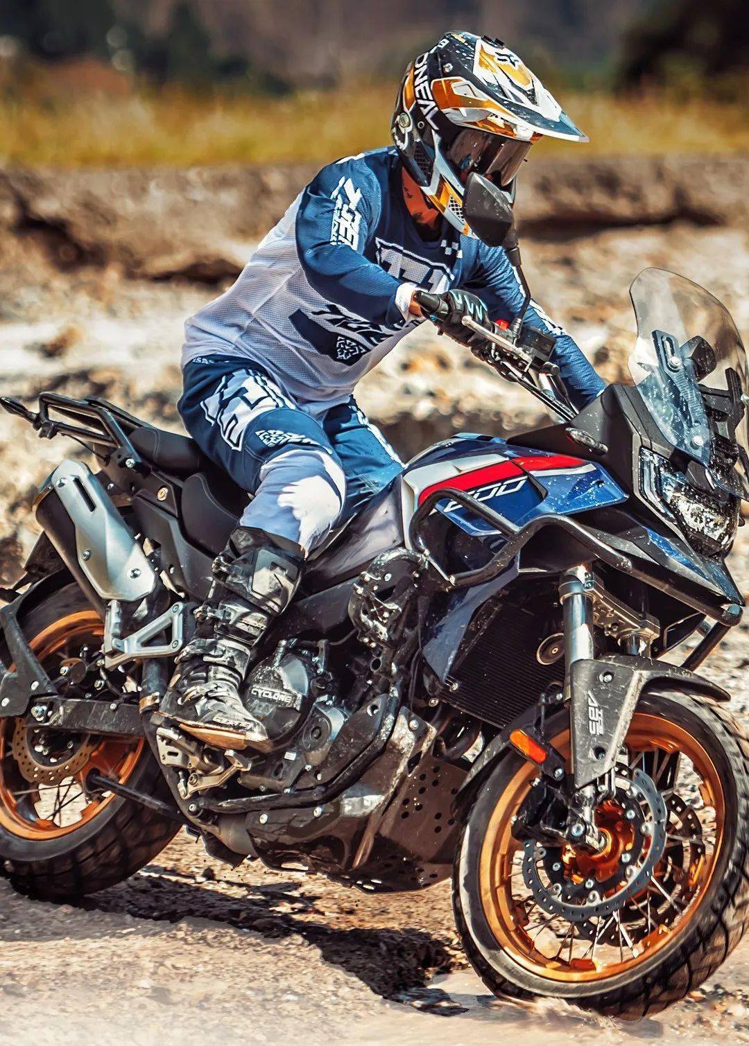 2.8万元起,赛科龙600adv上市,中量级adv混战升级