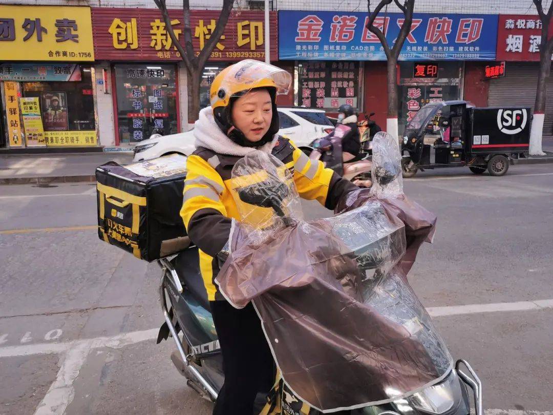 全国"最美外卖配送员"胡月月:穿梭大街小巷,为民"带餐"又"代言"_群众