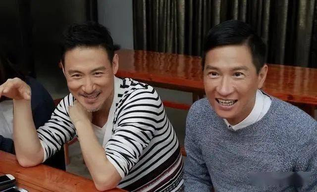 张学友演唱会妻女罕现身,58岁罗美薇戒备心极强,利落短发显精神_女儿