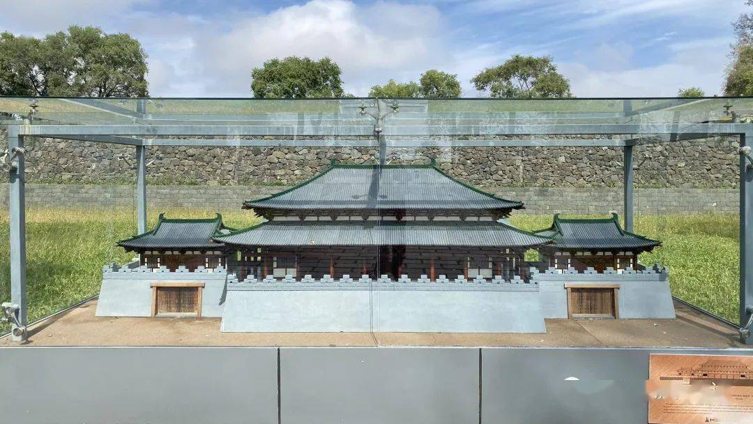 比例,依据唐代建筑艺术风格和渤海国建筑特色,进行整体复原的微缩模型