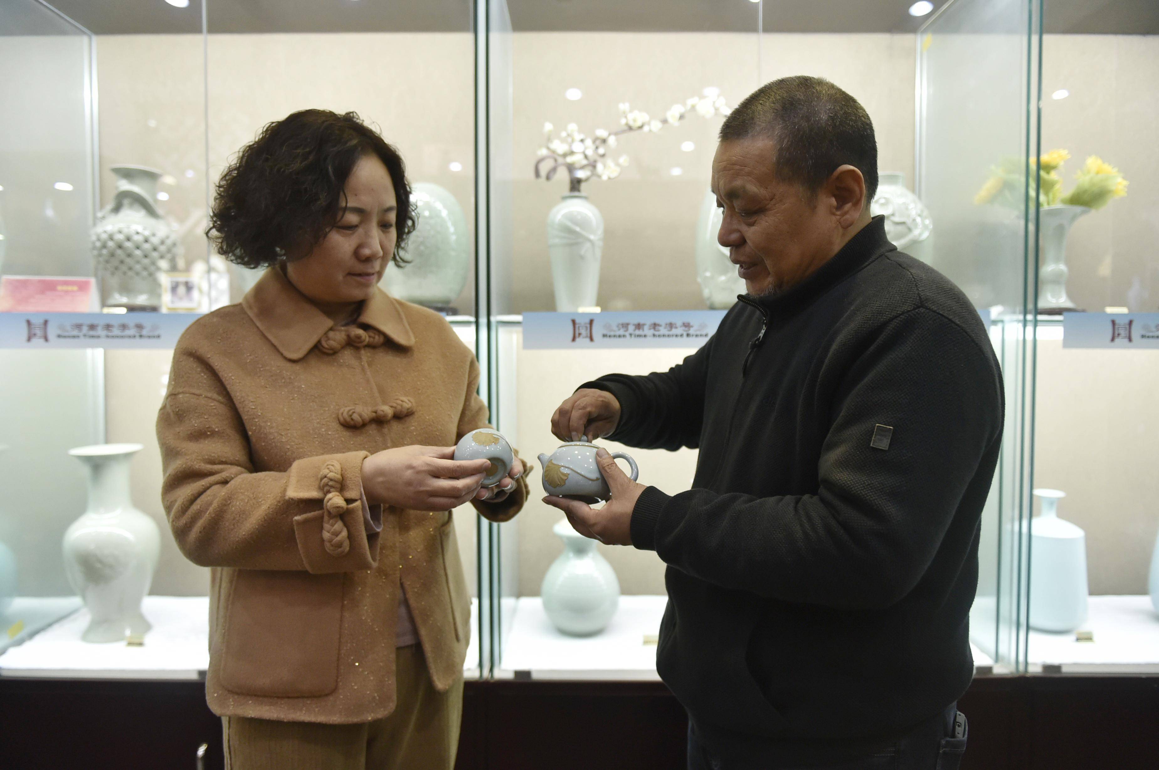 1月10日,范随州(右)和王振芳在汝州市弘宝汝窑展厅交流共同研发的汝瓷