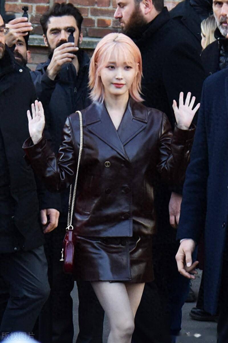 李智恩穿黑色皮衣风采迷人,金红色短发靓丽夺目_米兰_gucci_时间
